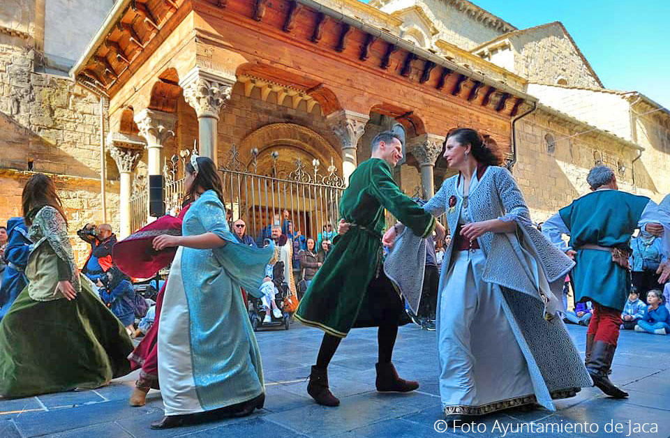 ctuación del grupo de Danzas Medievales de la Hermandad del Primer Viernes de Mayo, junto con los Músicos de La Solana. Plaza Catedral.