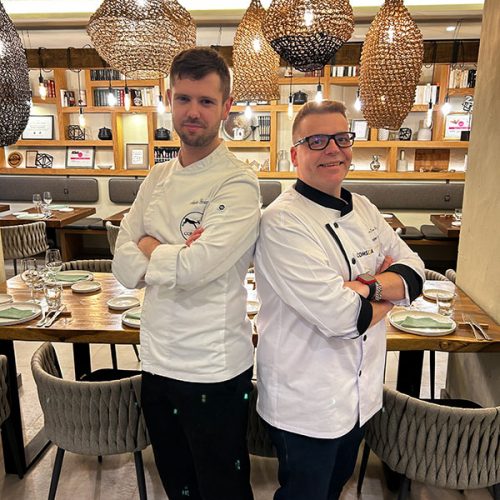 🔍 Restaurante El Cobarcho Cena a 4 manos «Una noche irrepetible» 65,00€ IVA Incluido Cena exclusiva a 4 manos en Restaurante Cobarcho: Antonio Giménez ✕ Alberto J. Sánchez. El Restaurante Cobarcho presenta una cena muy especial: un menú a 4 manos creado conjuntamente por Antonio Giménez, chef del Cobarcho, y Alberto J. Sánchez, chef ejecutivo de INTURMARK Hoteles y reciente ganador del reconocimiento a Mejor Chef de la Jacetania.